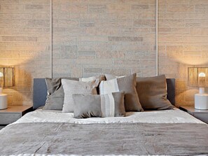 7 bedrooms, iron/ironing board, WiFi, bed sheets