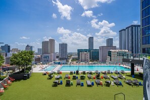 Outdoor pool - 2 Bed Best Views in Downtown & Brickell (Miami)