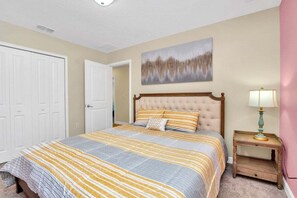 6 habitaciones, tabla de planchar con plancha, wifi y ropa de cama 