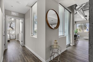 Interior - Tropicana Stadium 2 Bed In DWTWN W/ Free Parking (St. Petersburg, Florida)