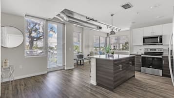 Refrigerador, microondas, horno y parrilla de estufa