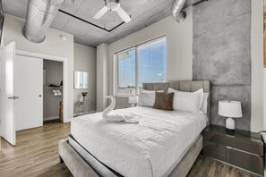 2 chambres, bureau, fer et planche à repasser, lit de bébé portatif