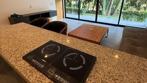 Une cuisine moderne dotée d’un plan de travail en granit et d’une plaque de cuisson à induction intégrée.