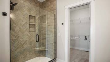 Dusche, Haartrockner, Handtücher, Shampoo