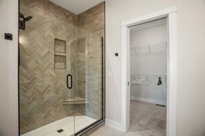 Douche, sèche-cheveux, serviettes fournies, shampoing