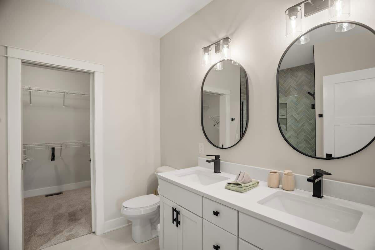 Chuveiro, secador de cabelo, toalhas de banho, shampoo