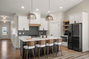 Microondas, horno, placa de cocina y lavavajillas