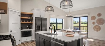 Modern 4BR/3BA Urbandale Home Near DSM