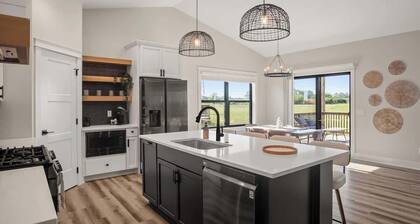 Modern 4BR/3BA Urbandale Home Near DSM