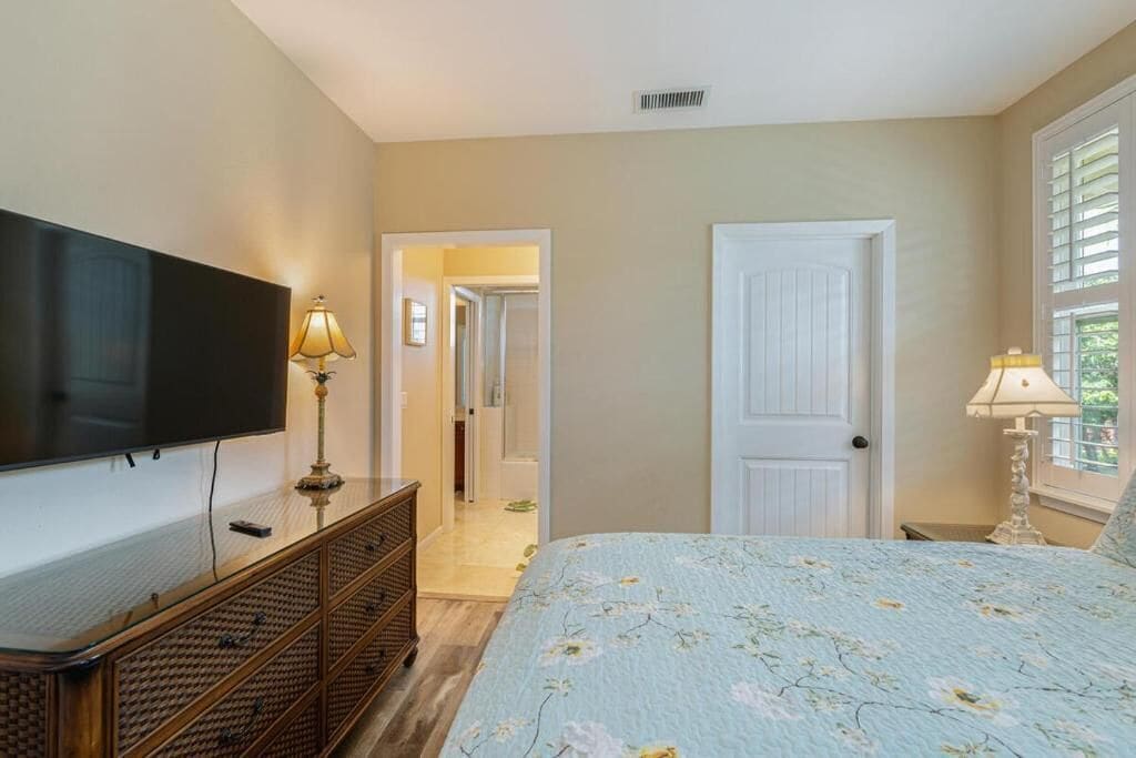 3 bedrooms, iron/ironing board, WiFi, bed sheets