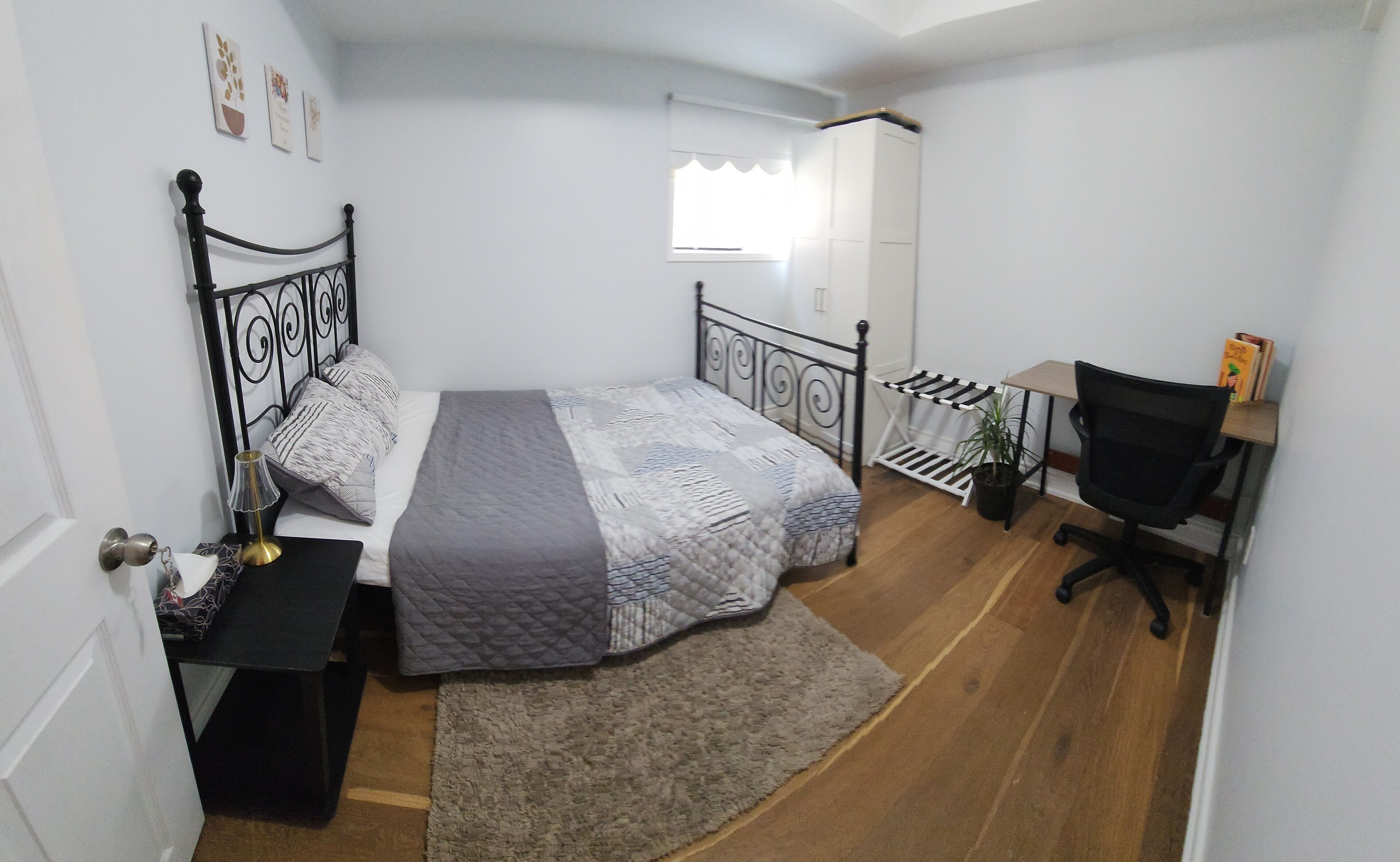 2 sovrum, skrivbord, strykjärn/strykbräda och resesäng