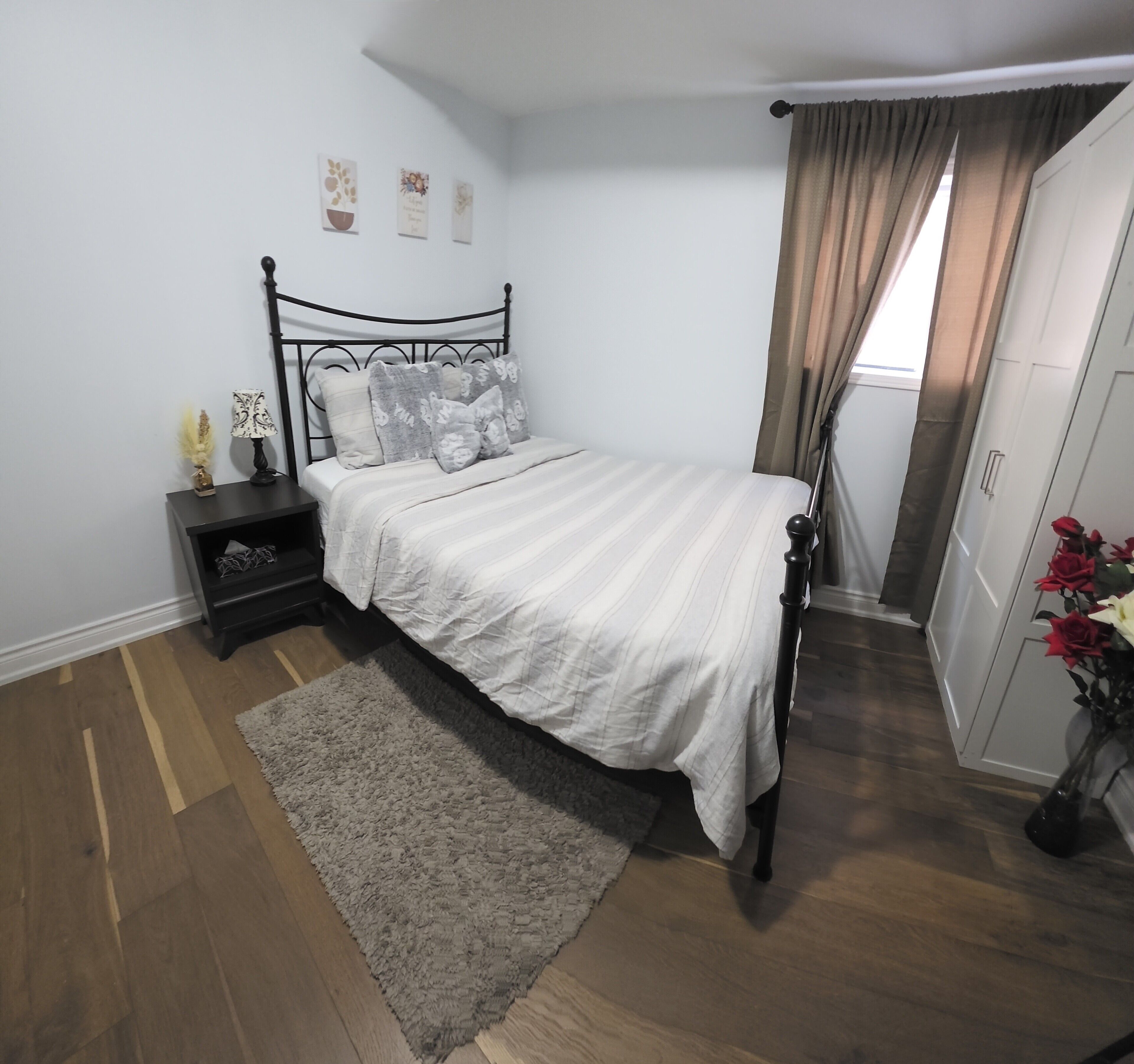 2 chambres, bureau, fer et planche à repasser, lit parapluie