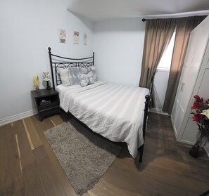 2 bedrooms, desk, iron/ironing board, travel crib - Together Time Getaway, Just 5 Mins to Hwy 401 (Courtice)