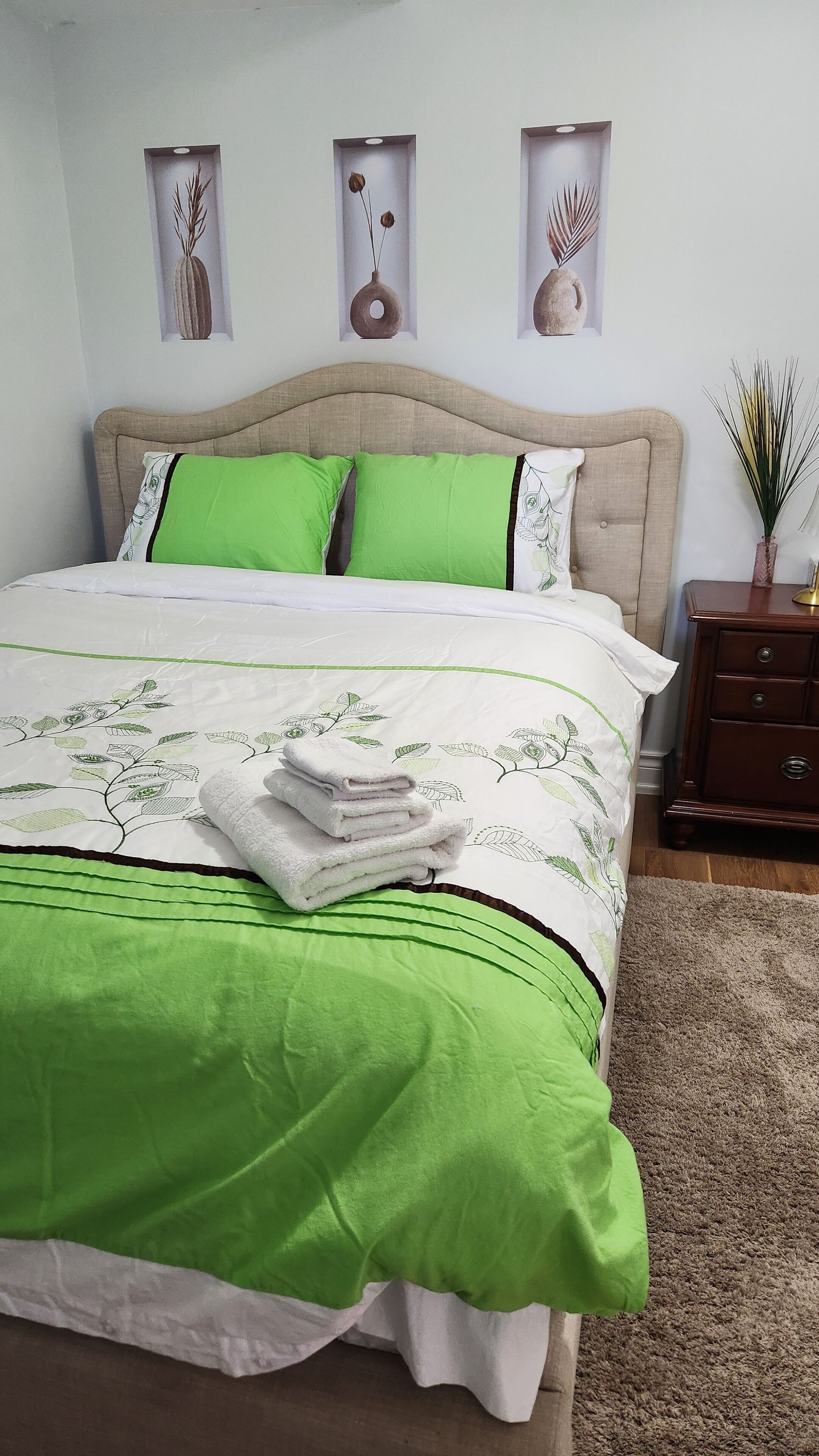 2 chambres, bureau, fer et planche à repasser, lit de bébé portatif