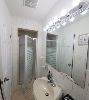 Shower, hair dryer, towels, soap - Together Time Getaway, Just 5 Mins to Hwy 401 (Courtice)