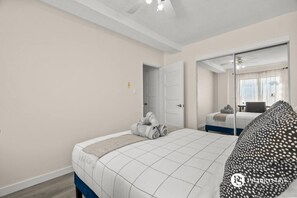 2 عدّة غرف نوم ومكتب ومكواة/لوح كي وسرير سفر