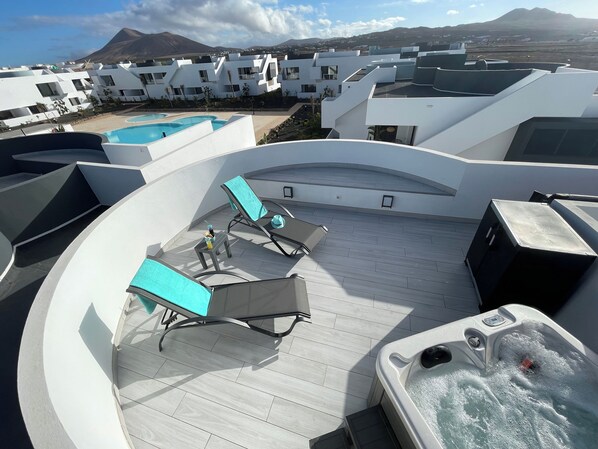 Outdoor spa tub - MarVillaFuerte - One Bedroom Apartment, Sleeps 4 (La Oliva)