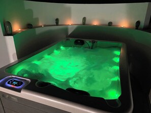 Indoor spa tub