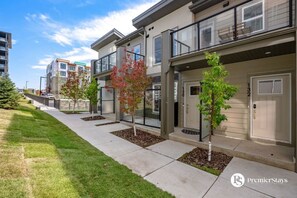 Exterior detail - Executive Suite with King Bed » Garage » AC » 65` (Calgary)