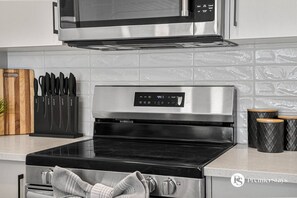 ثلاجة، ميكروويف، فرن، موقد طهي مسطح