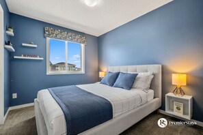 3 slaapkamers, een bureau, een strijkplank/strijkijzer, reisbedje