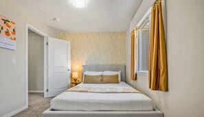 3 عدّة غرف نوم ومكتب ومكواة/لوح كي وسرير سفر