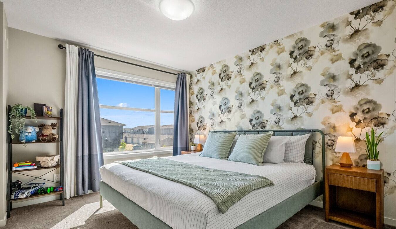 3 soverom, skrivebord, strykejern/-brett og reiseseng for barn