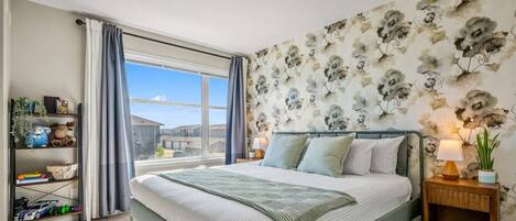 3 chambres, bureau, fer et planche à repasser, lit de bébé portatif