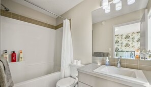 Een haardroger, handdoeken, zeep, shampoo