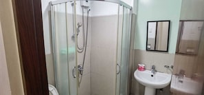 Shower, free toiletries, bidet, towels