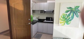 Desk, free WiFi, bed sheets - OYO 1172 MVM Transient House (Makati)