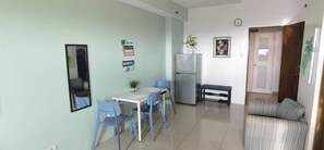 Desk, free WiFi, bed sheets - OYO 1172 MVM Transient House (Makati)