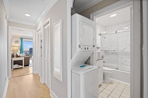 Regadera, secadora de cabello, toallas 