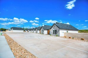 Property grounds - Inn @ The Harte is a thoroughly modern, new property with easy access. (San Angelo)