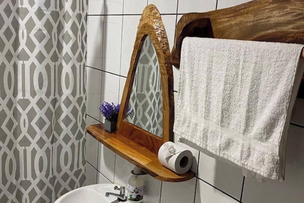 Regadera, toallas, jabón, papel de baño 