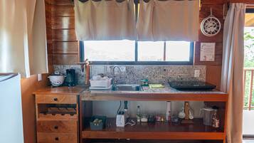 Parrilla de estufa, cafetera y tetera, tostadora y utensilios de cocina