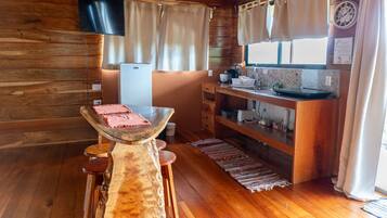 Stovetop, coffee/tea maker, toaster, cookware/dishes/utensils