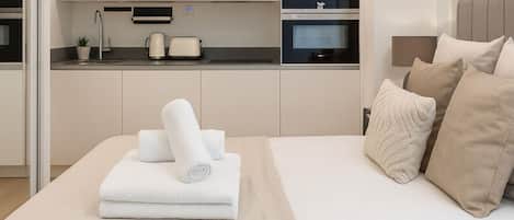 Tabla de planchar con plancha, wifi y ropa de cama
