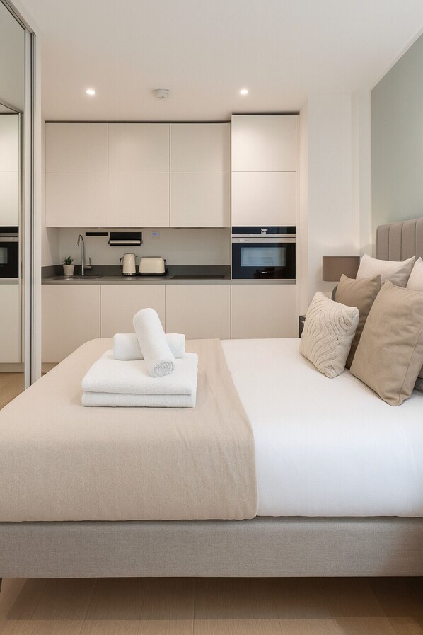 Tabla de planchar con plancha, wifi y ropa de cama