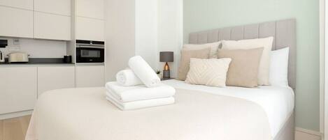 Tabla de planchar con plancha, wifi y ropa de cama