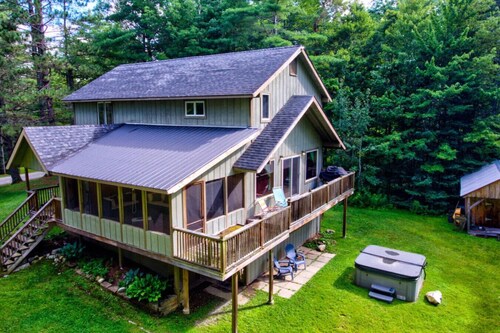 – Hot Tub, Firepit, walkable skiing/ restaurants and More!