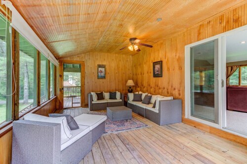 – Hot Tub, Firepit, walkable skiing/ restaurants and More!