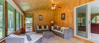 – Hot Tub, Firepit, walkable skiing/ restaurants and More!