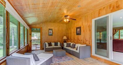 – Hot Tub, Firepit, walkable skiing/ restaurants and More!
