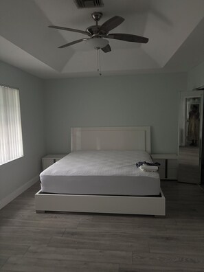 4 bedrooms, iron/ironing board, WiFi, bed sheets