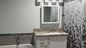 Secadora de cabello, toallas, jabón, papel de baño