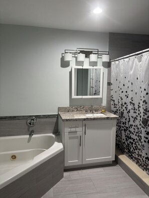 Haartrockner, Handtücher, Seife, Toilettenpapier