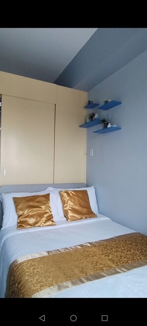 Iron/ironing board, free WiFi, bed sheets
