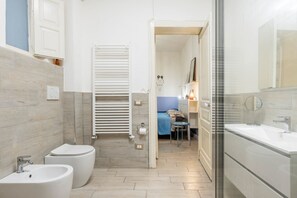 Shower, bidet, towels
