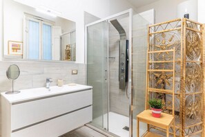 Regadera, bidet, toallas 